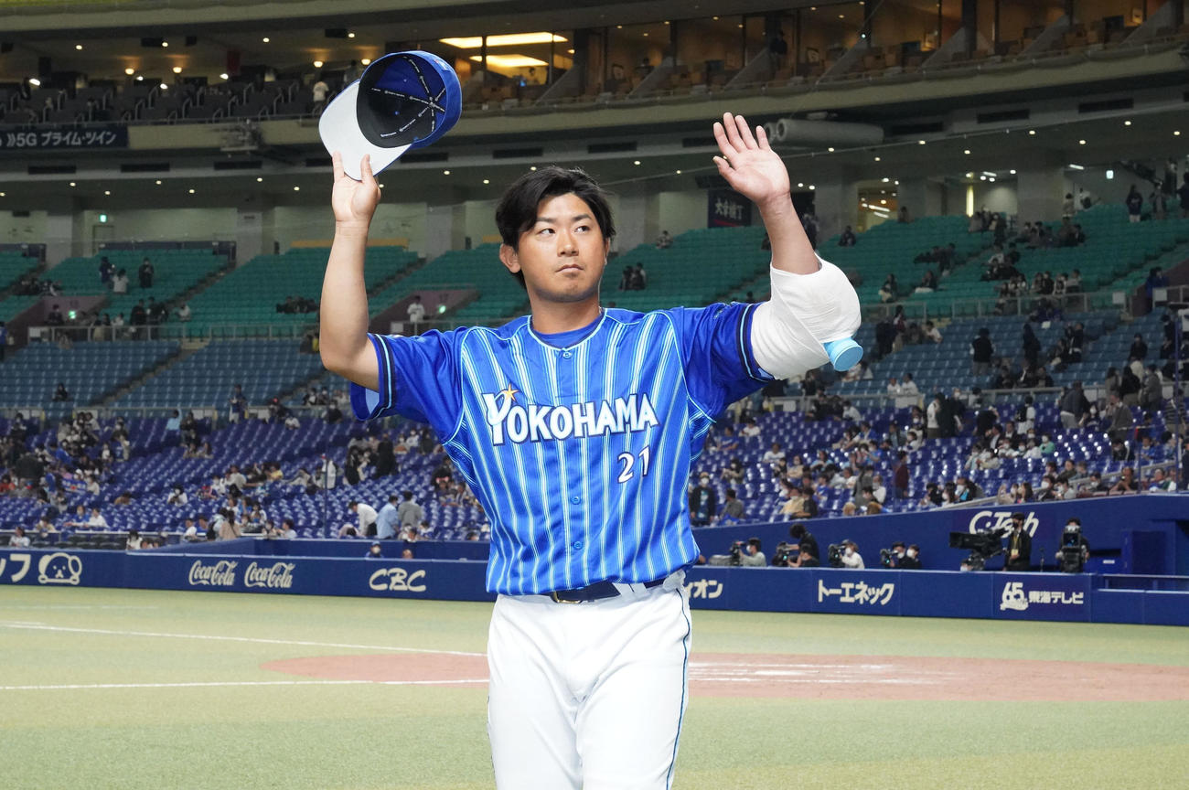 中日対DeNA　ヒーローインタビューを終え観客に手を振る今永（撮影・森本幸一）