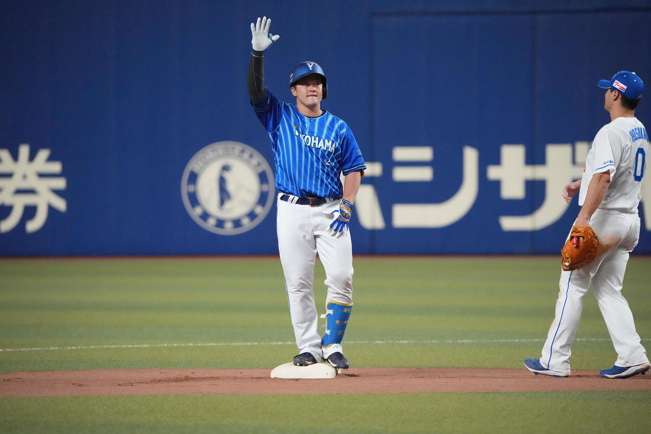 中日対DeNA 4回表DeNA1死二塁、右中間へ適時二塁打を放った牧（撮影・森本幸一）