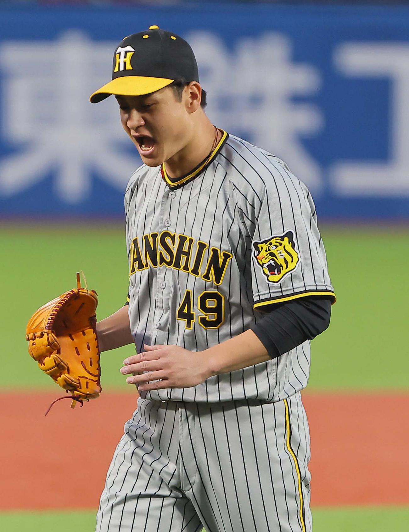 ヤクルト対阪神　1回裏ヤクルト2死一塁、大竹は村上を三邪飛に打ち取り雄たけびをあげる（撮影・上田博志）