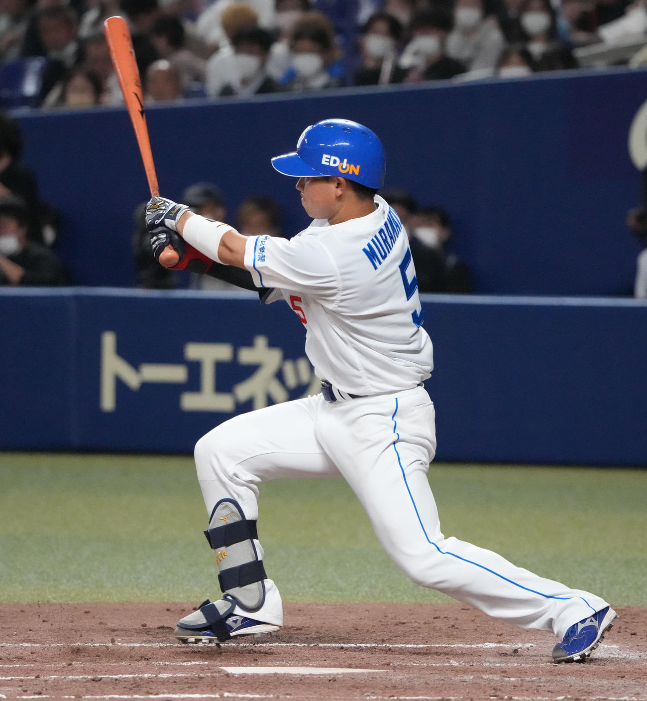 中日対DeNA 5回裏中日1死、右二塁打を放つ村松（撮影・森本幸一）