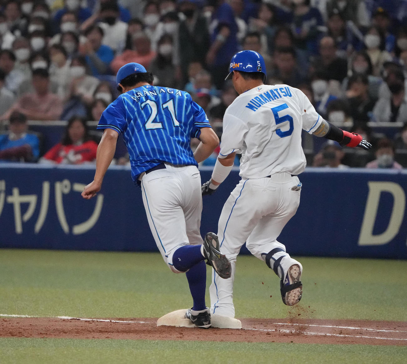 中日対DeNA 7回裏中日1死、一塁内野安打で出塁する村松（右）（撮影・森本幸一）