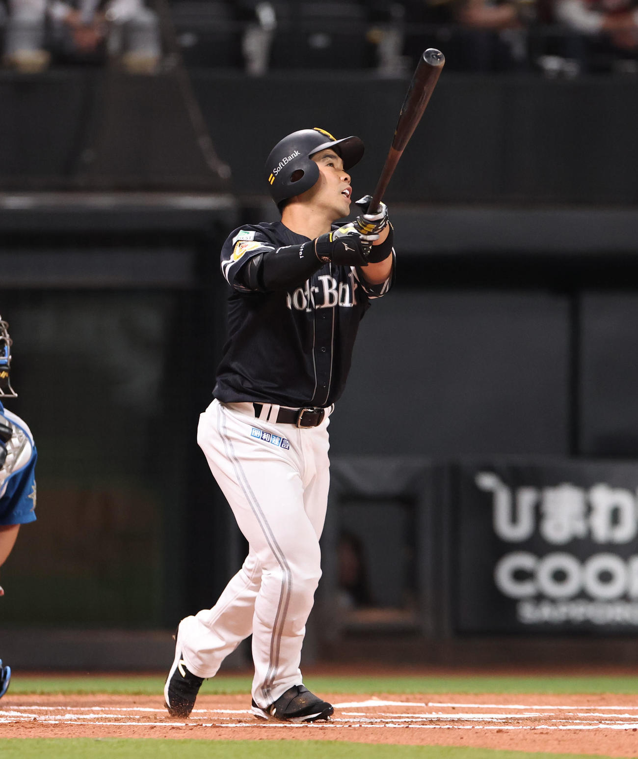 日本ハム対ソフトバンク　1回表ソフトバンク1死二塁、近藤は右翼へ先制適時二塁打を放つ（撮影・佐藤翔太）