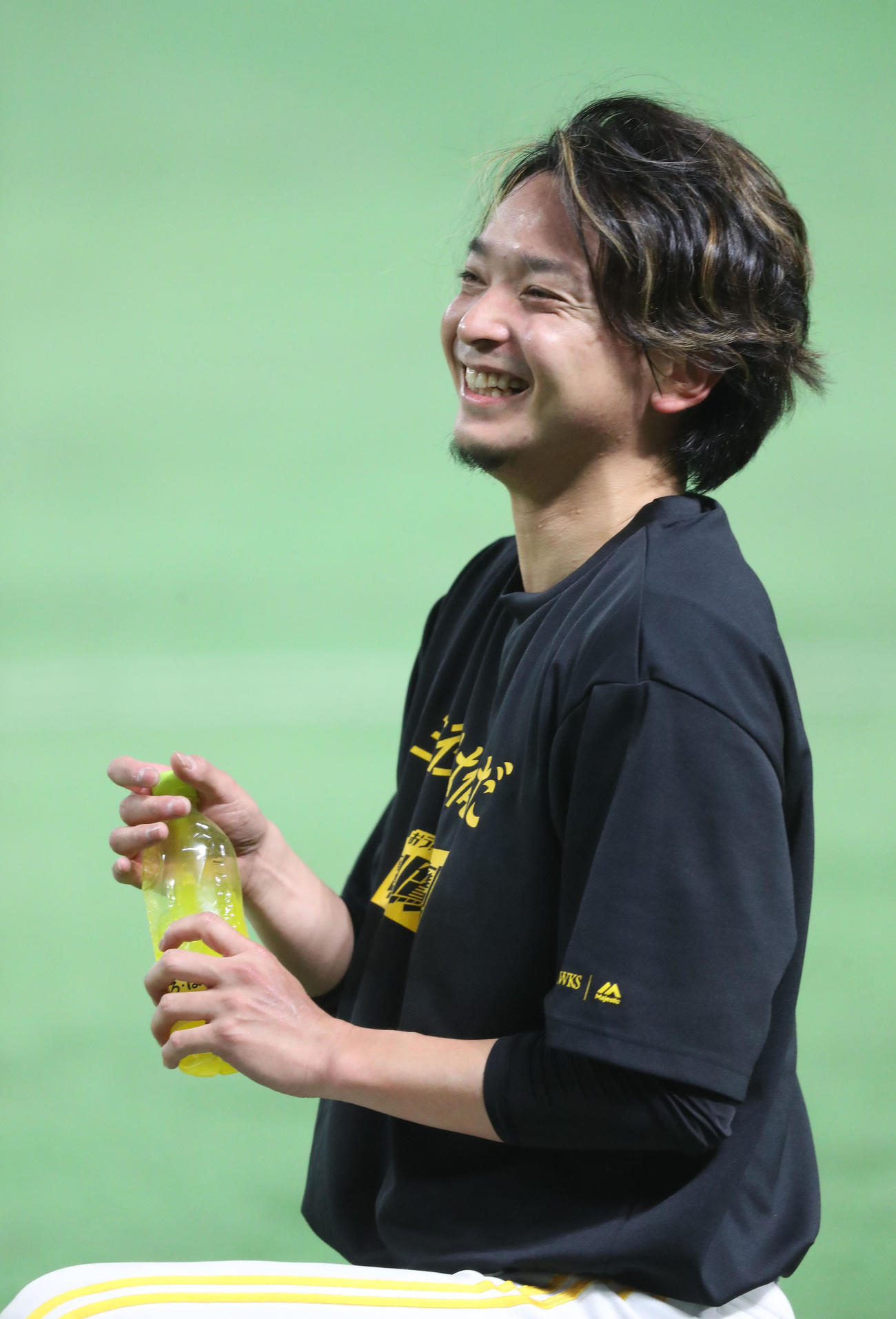 練習中、笑顔を見せる東浜（23年4月24日撮影）