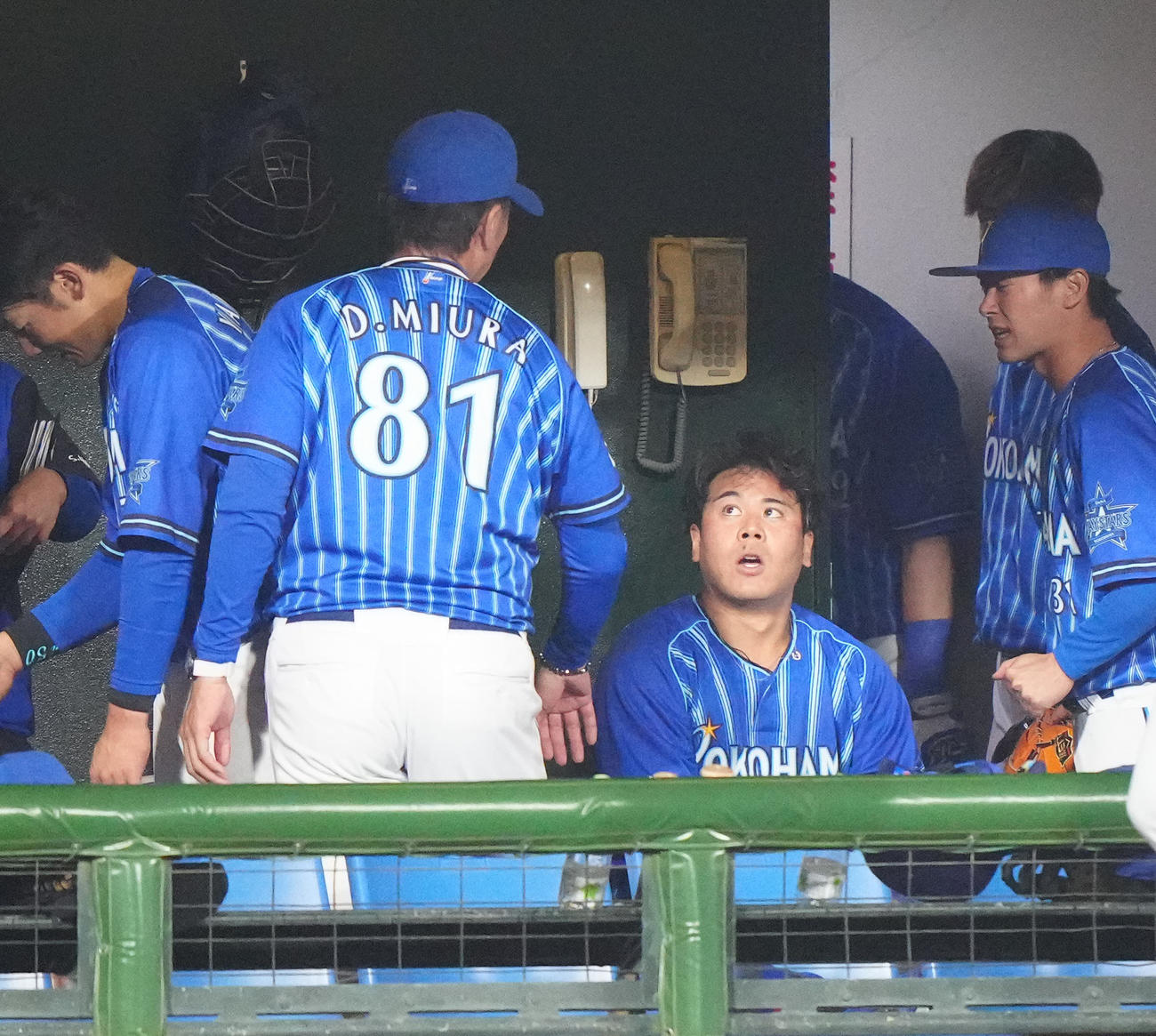 2023年4月19日　ベンチでDeNA三浦監督（左）から言葉をかけられる浜口