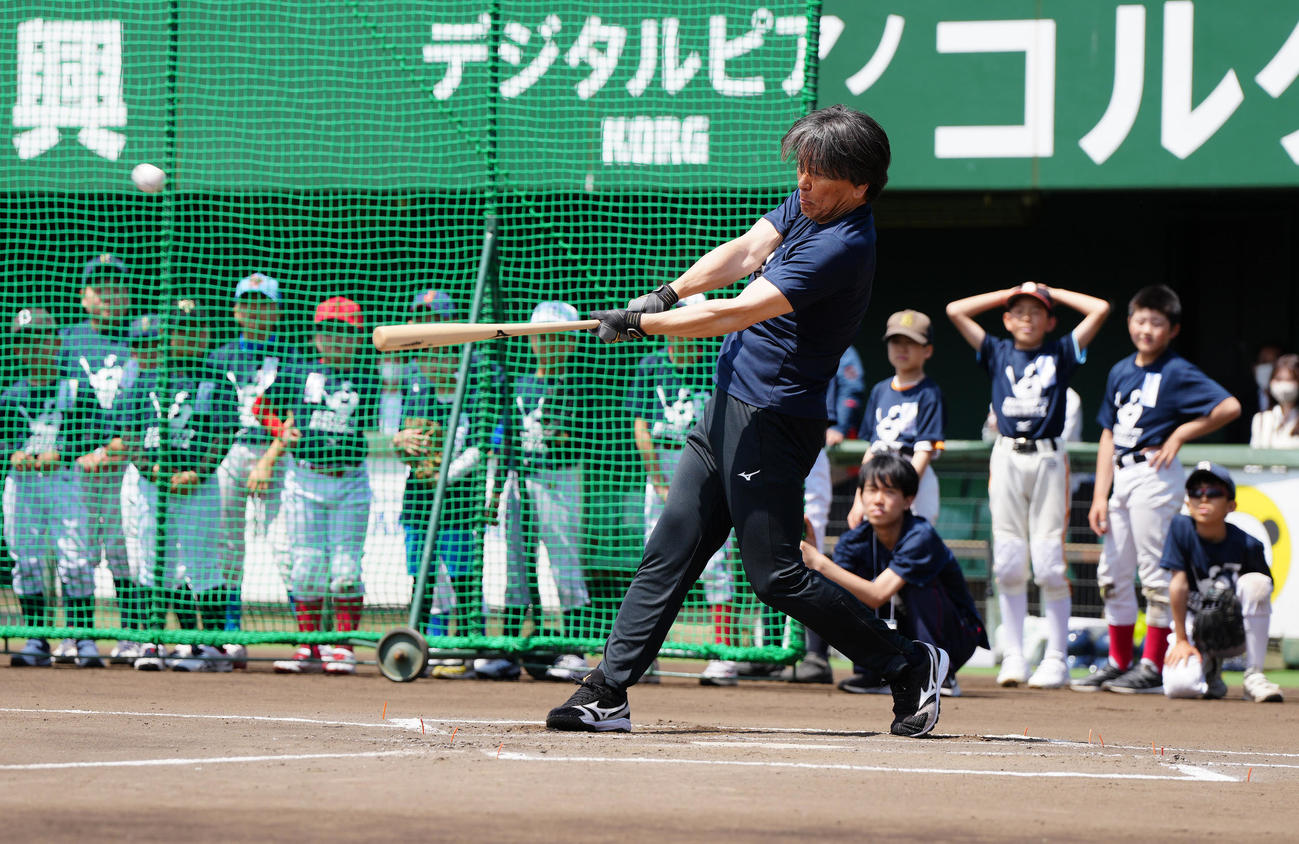 野球教室で打撃を披露し、柵越えする松井氏（撮影・江口和貴）