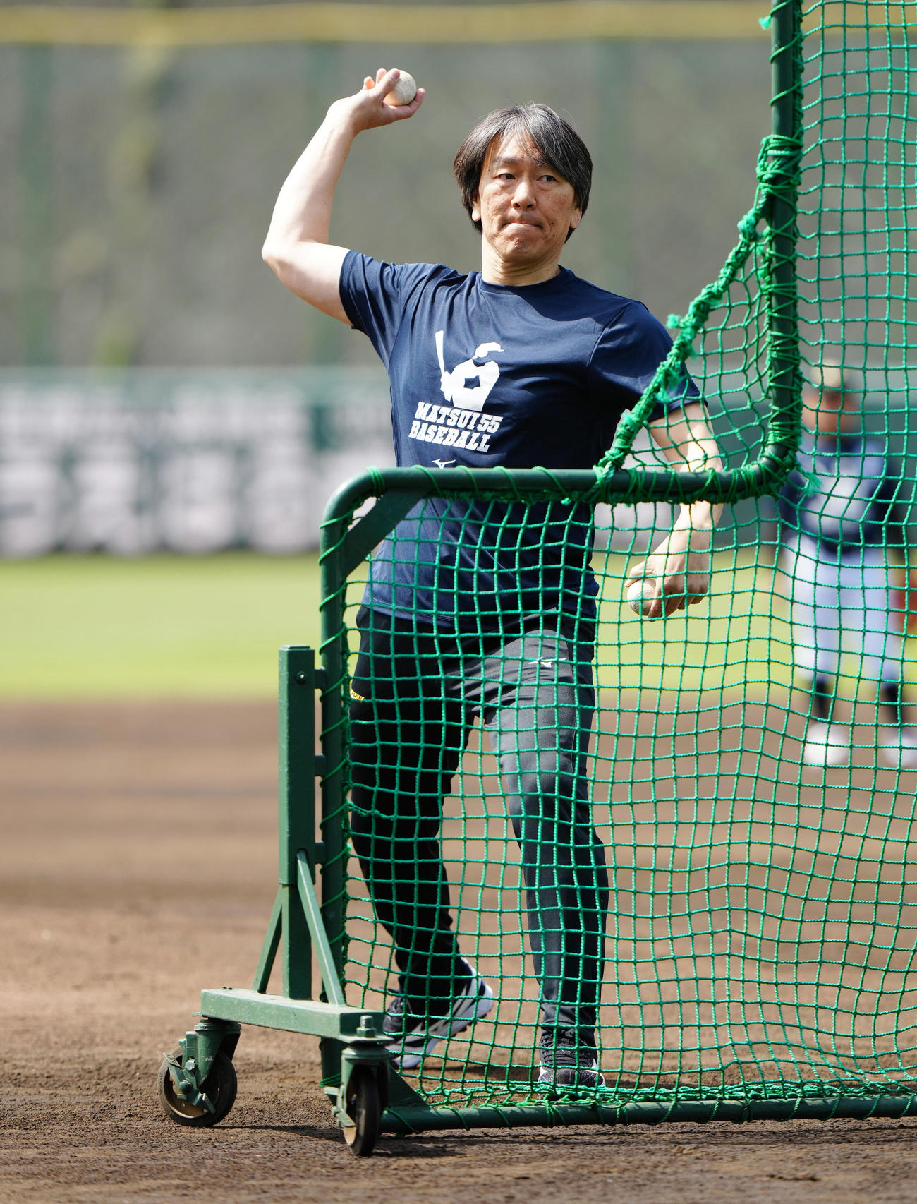 野球教室で打撃投手を務める松井氏（撮影・江口和貴）