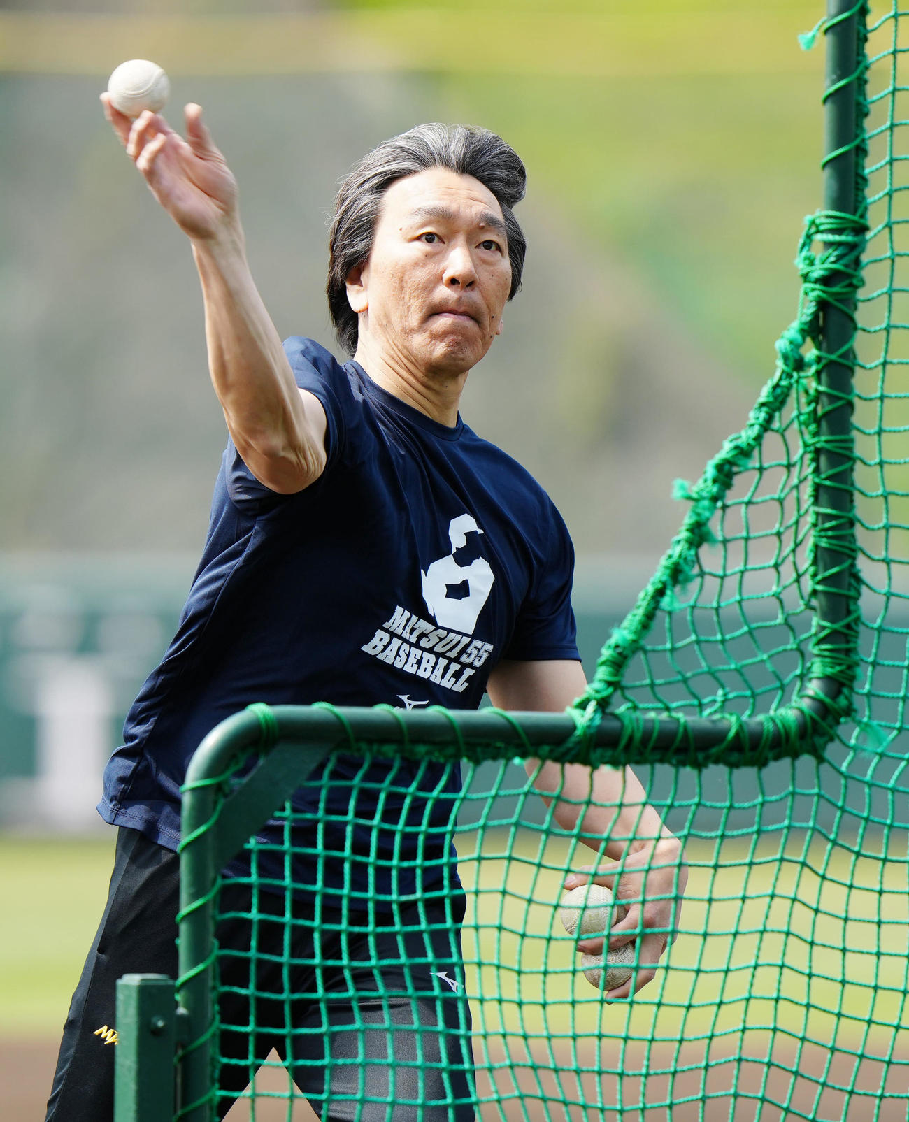 野球教室で打撃投手を務める松井氏（撮影・江口和貴）