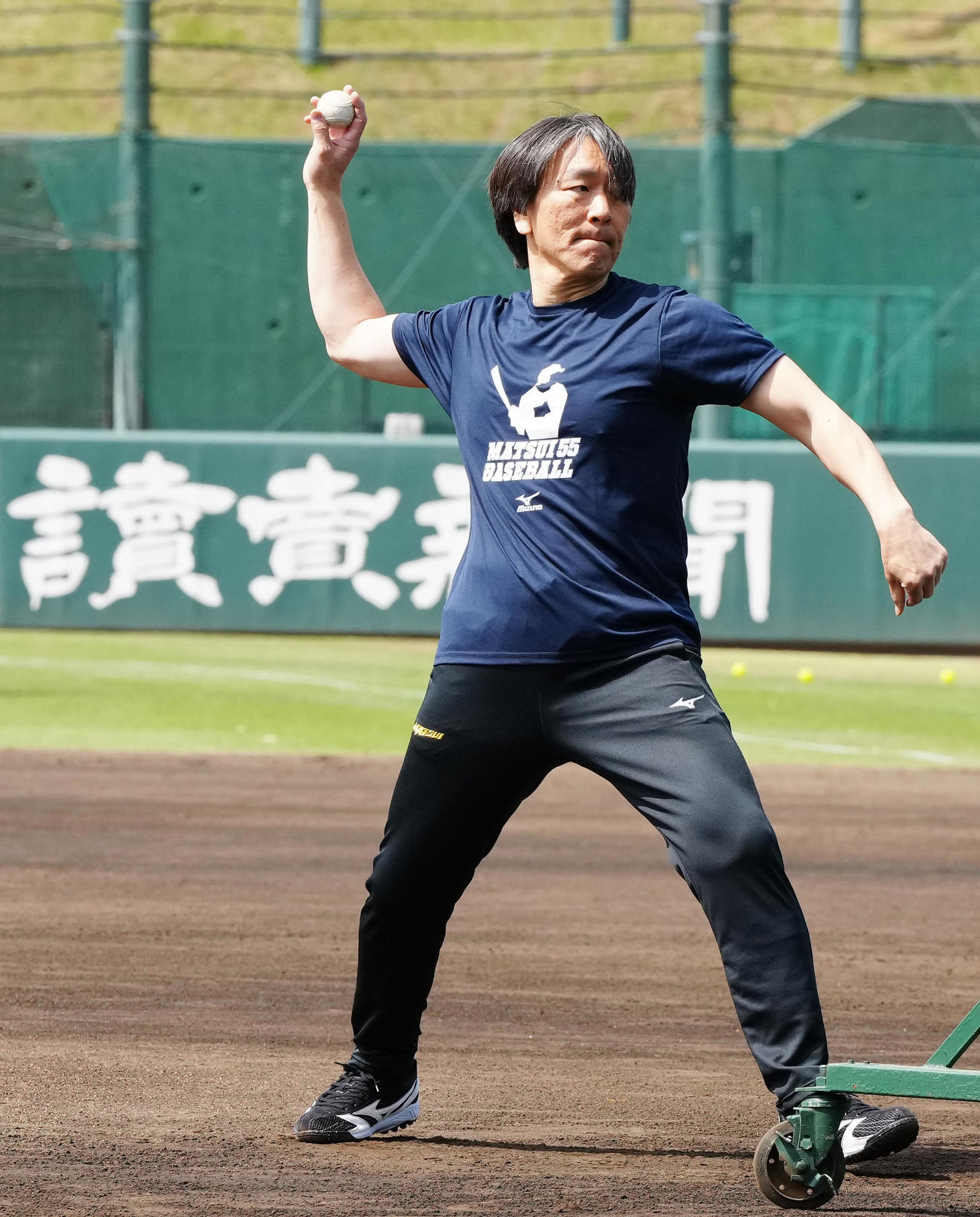 野球教室で打撃投手を務める松井氏（撮影・江口和貴）