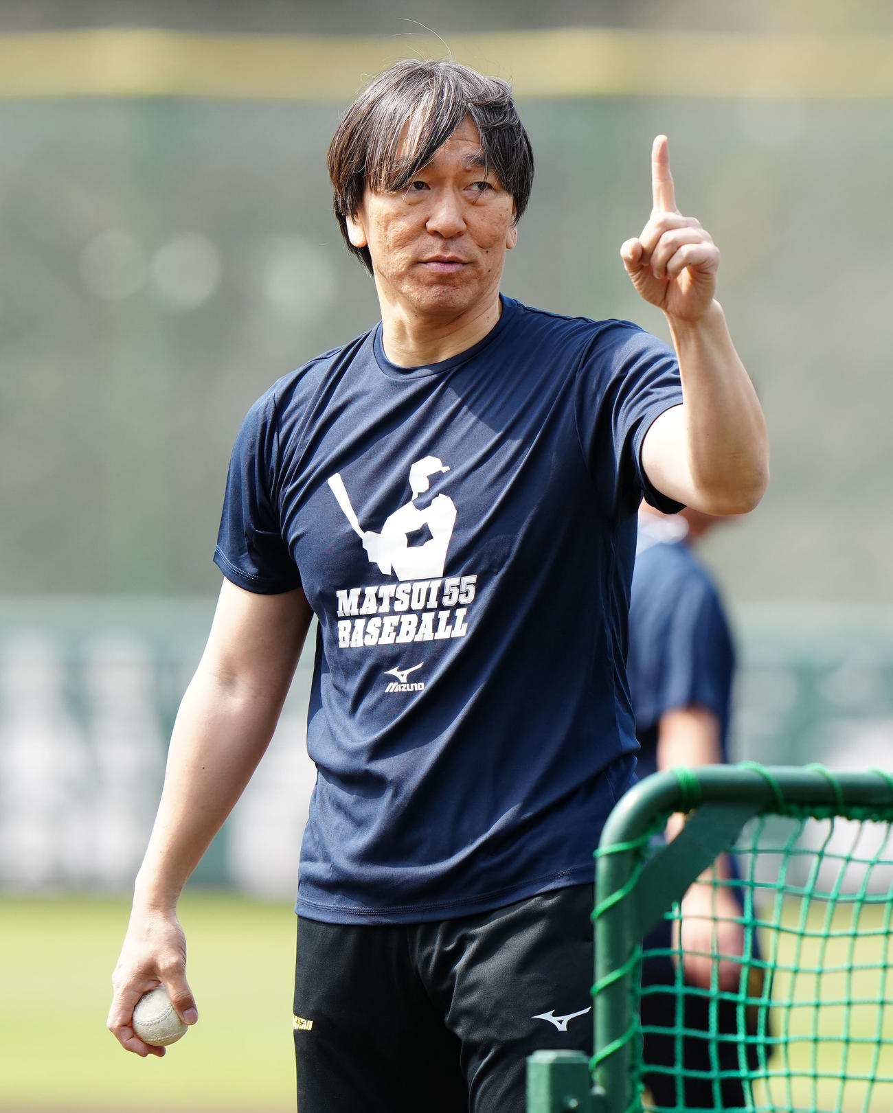 野球教室で打撃投手を務める松井氏（撮影・江口和貴）