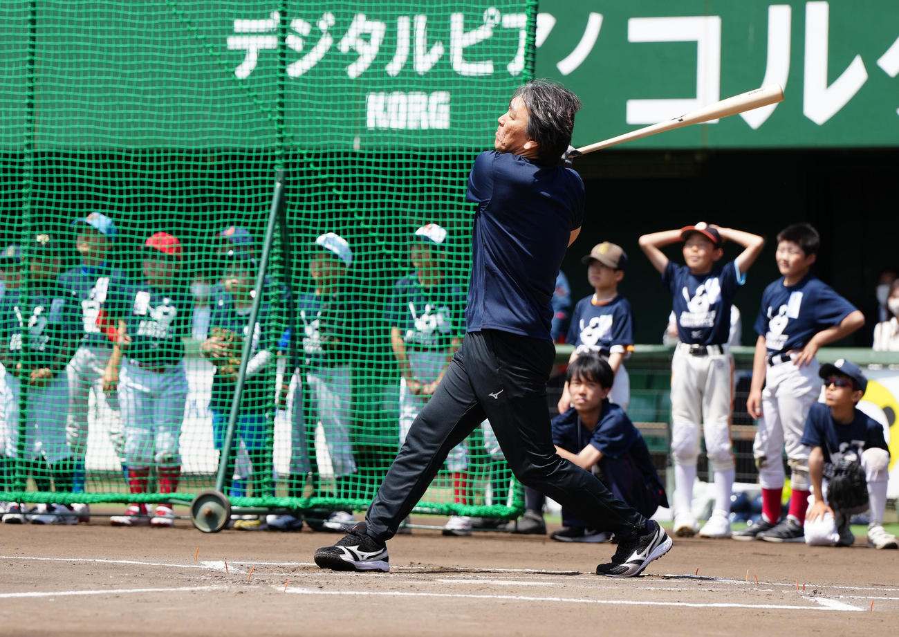 野球教室で打撃を披露し、柵越えする松井氏（撮影・江口和貴）