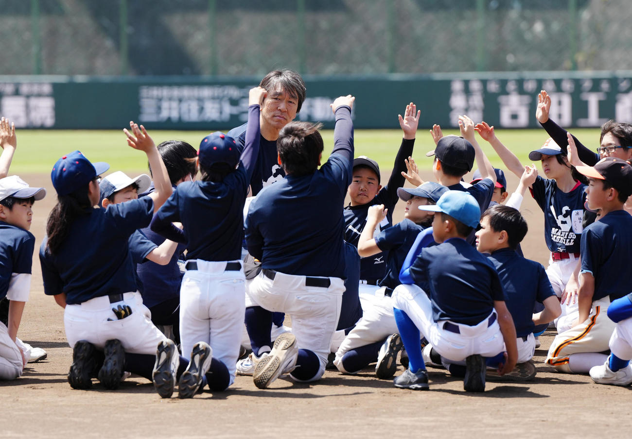 野球教室に参加した子どもたちの質問に答える松井氏（後方中央）（撮影・江口和貴）