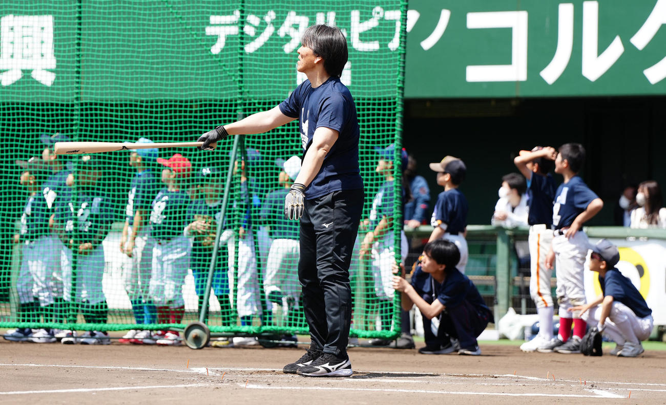 野球教室で打撃を披露し、柵越えする松井氏（撮影・江口和貴）