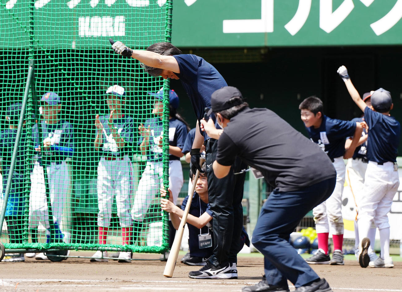 野球教室での打撃で柵越えし、参加した子どもたちの声援に応える松井氏（撮影・江口和貴）