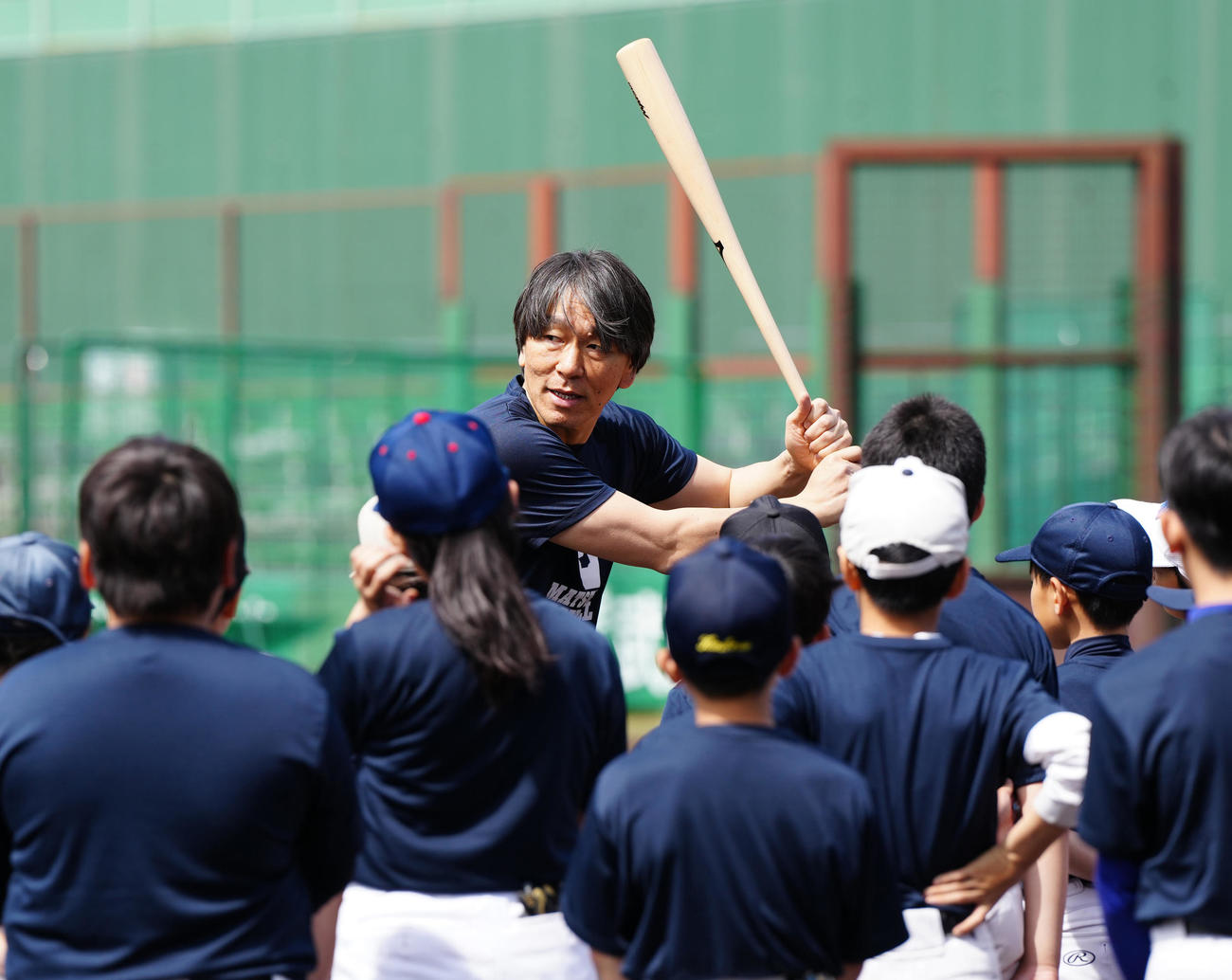 野球教室で参加した子どもたちに打撃のアドバイスを送る松井氏（撮影・江口和貴）