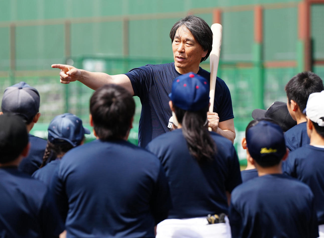 野球教室で参加した子どもたちに打撃のアドバイスを送る松井氏（撮影・江口和貴）