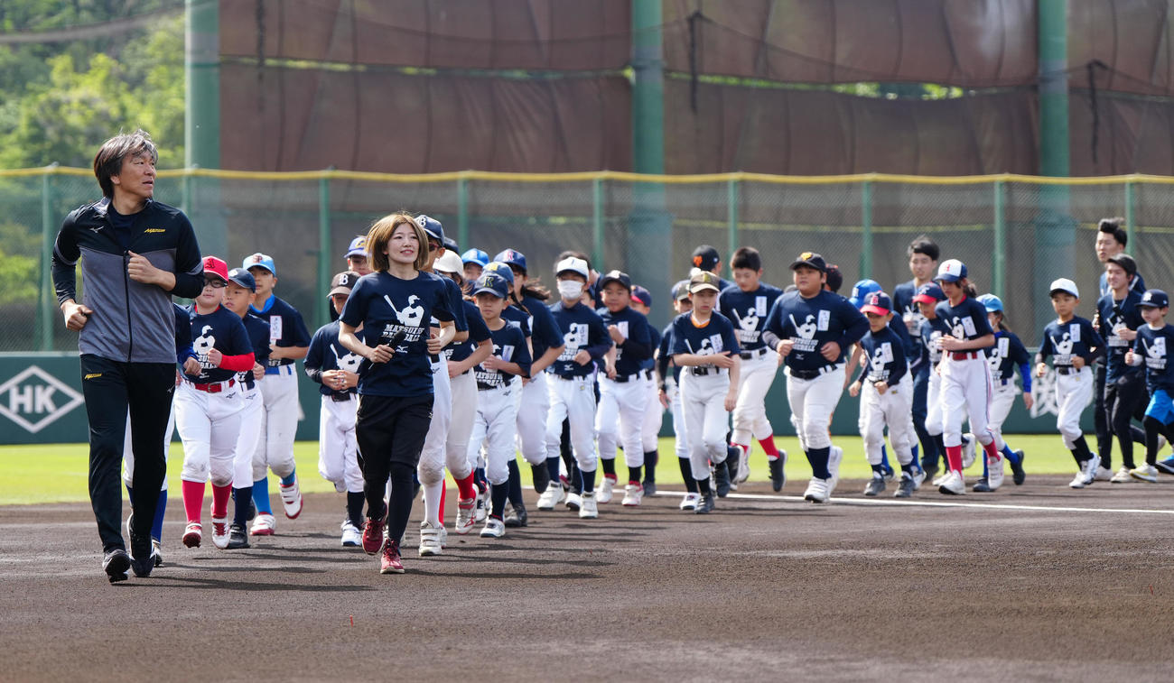 野球教室で参加した子どもたちとランニングする松井氏（左端）（撮影・江口和貴）