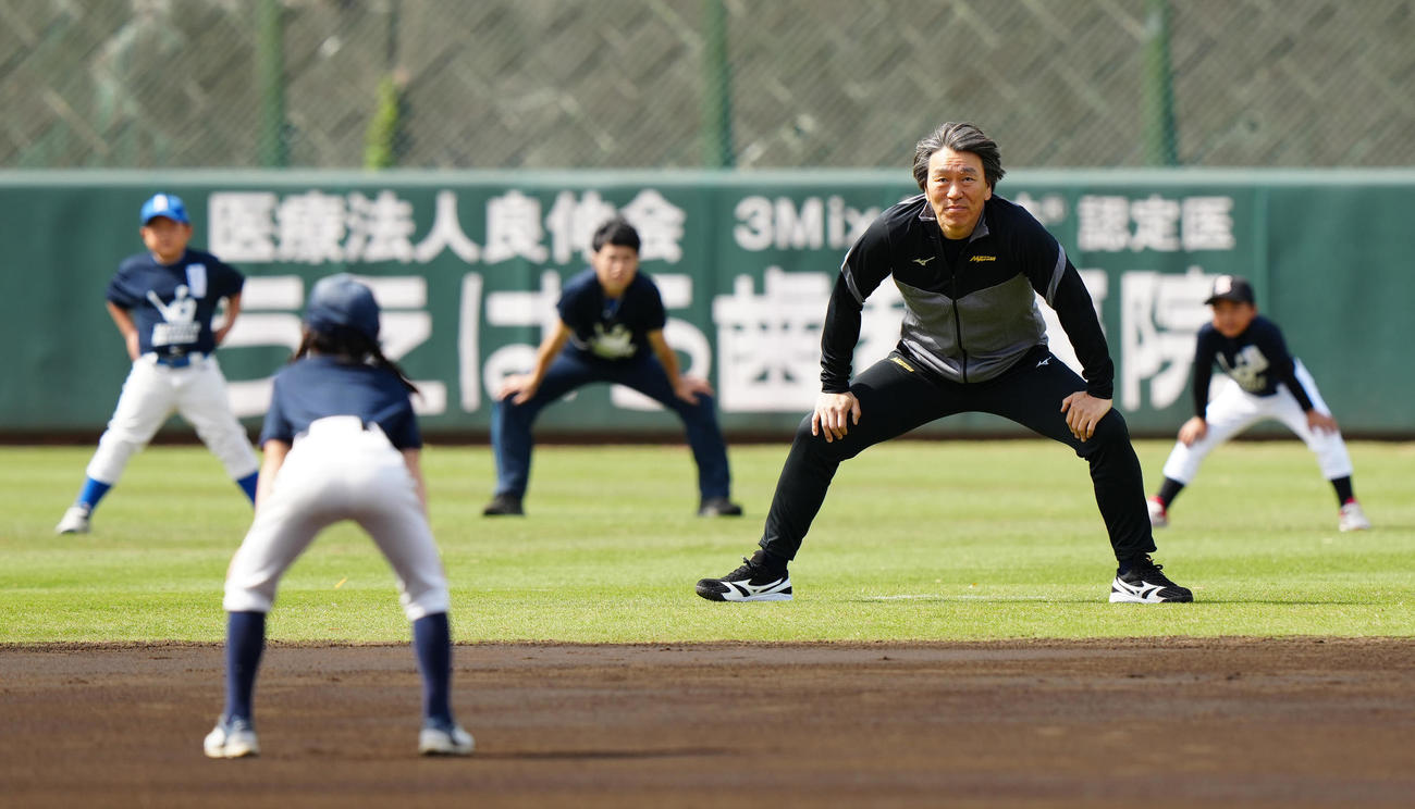 野球教室でウオーミングアップを行う松井氏（撮影・江口和貴）