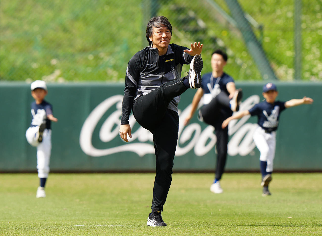 野球教室でウオーミングアップを行う松井氏（撮影・江口和貴）