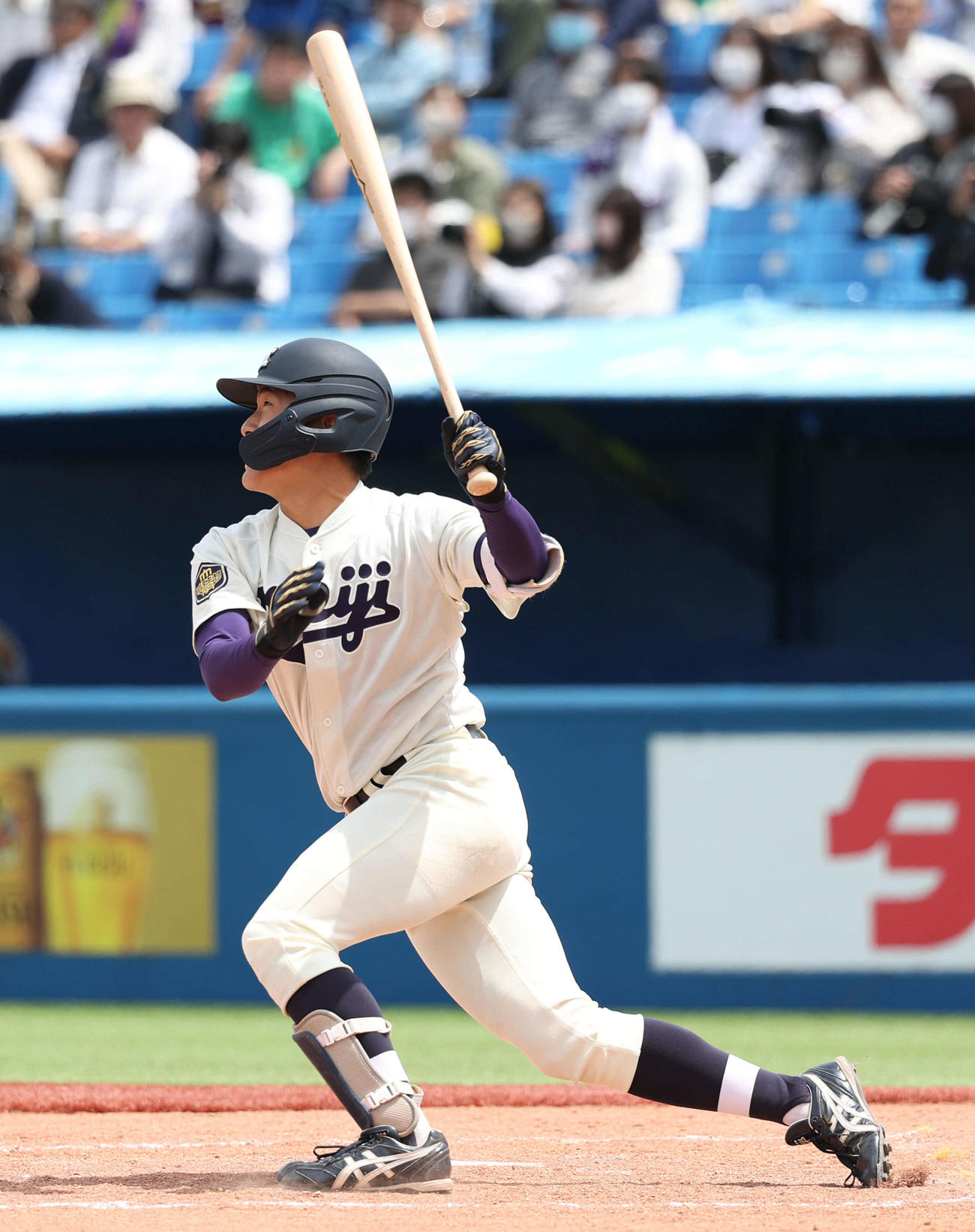 法大対明大　8回裏明大2死二塁、代打木本は中越えに逆転の2点本塁打を放つ（撮影・松本俊）