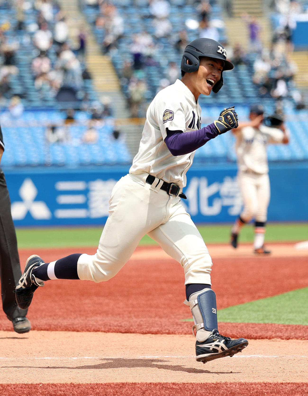 法大対明大　8回裏明大2死二塁、代打木本は中越えに逆転の2点本塁打を放ち、笑顔でガッツポーズ（撮影・松本俊）