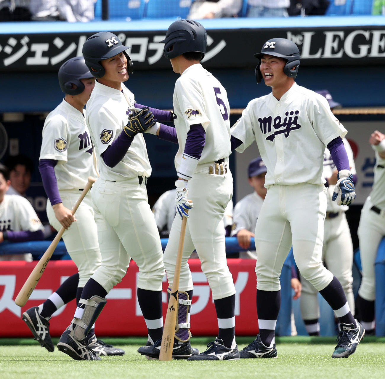 法大対明大　8回裏明大2死二塁、逆転の中越え2点本塁打を放った木本（左）は生還し、仲間からの祝福に笑顔を見せる（撮影・松本俊）