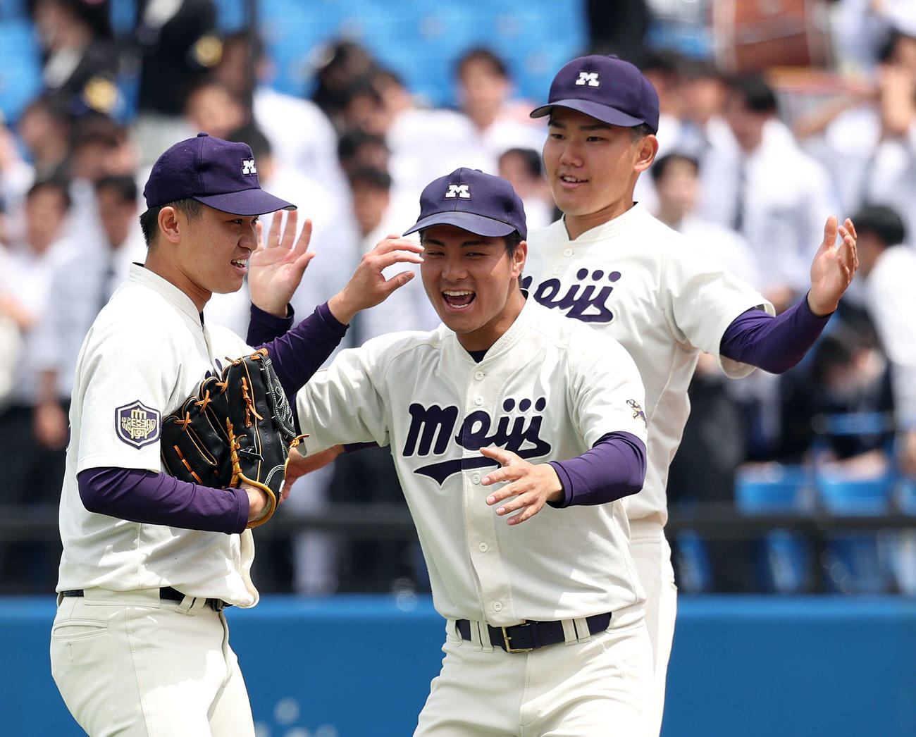 法大対明大　勝利し、最後を締めた明大・石原（左）を先発の蒔田（中央）と迎える勝利投手の浅利（撮影・松本俊）