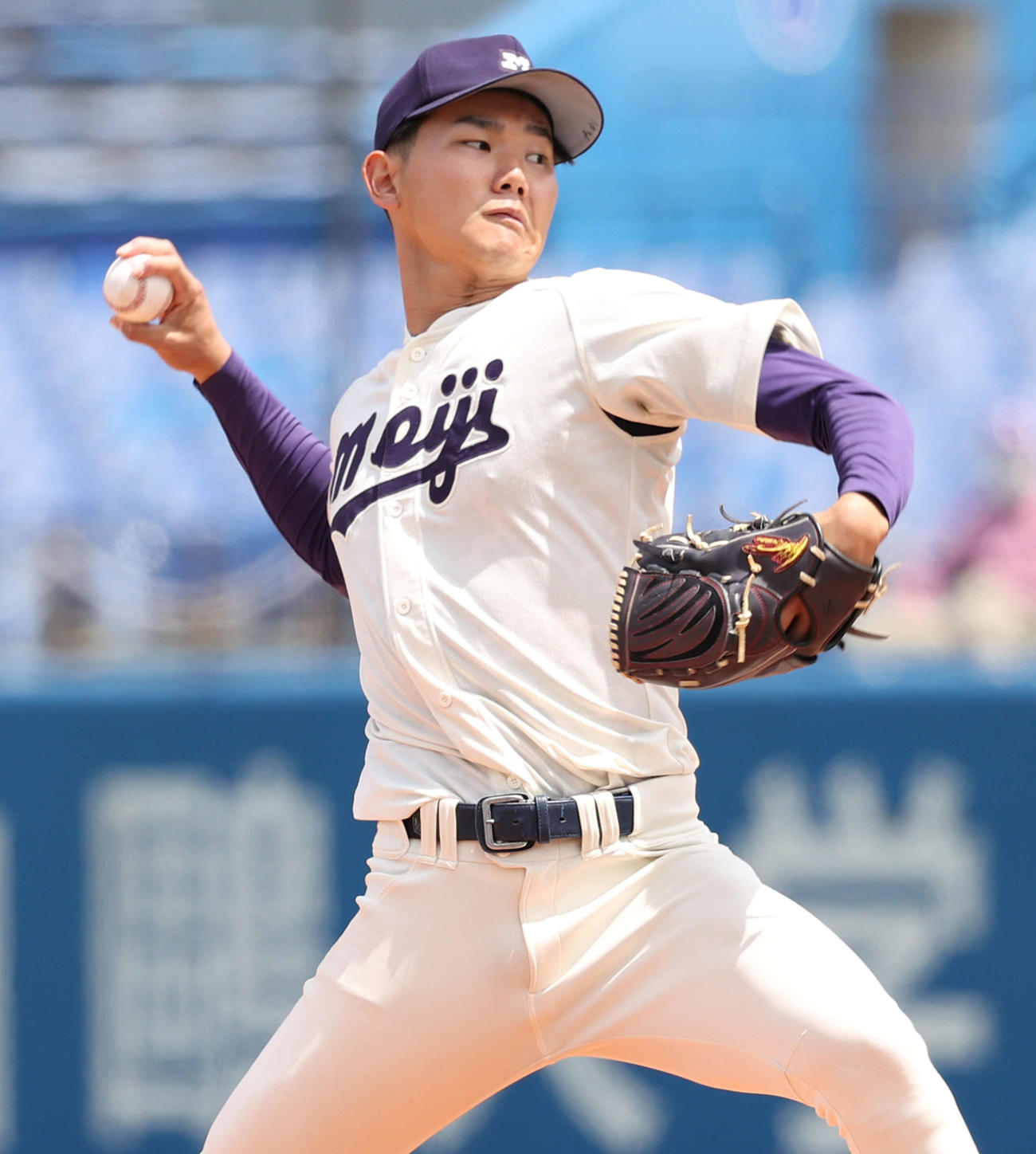 法大対明大　7回から登板し、リーグ戦初勝利を挙げた明大・浅利（撮影・松本俊）