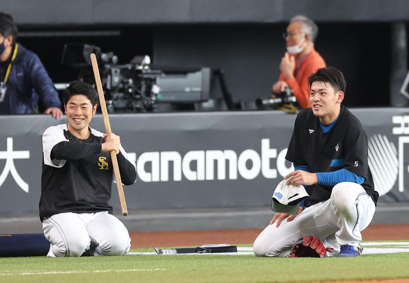 日本ハム対ソフトバンク　試合前、会話するソフトバンク近藤（左）と日本ハム野村（撮影・佐藤翔太）