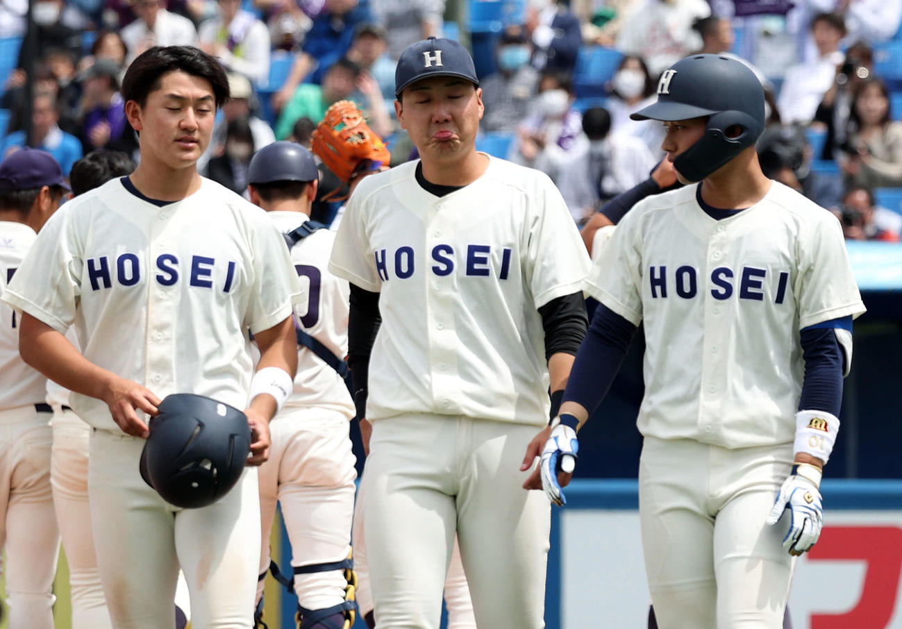 法大対明大　敗れて険しい表情で応援席へのあいさつに向かう内海貴（中央）ら法大の選手たち（撮影・松本俊）