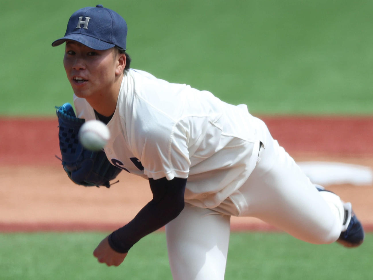 法大対明大　法大先発の尾崎（撮影・松本俊）