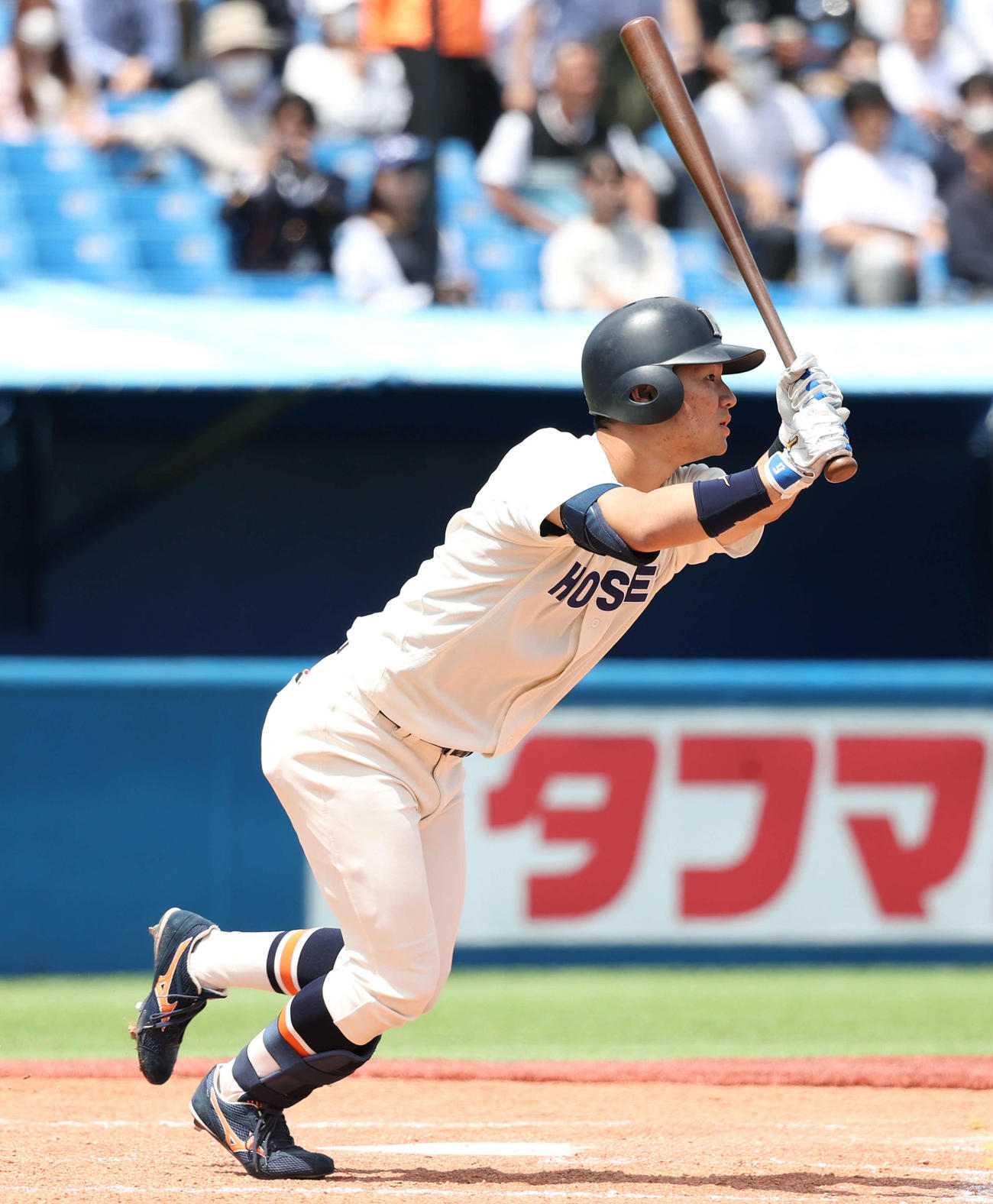 法大対明大　5回表法大1死二、三塁、代打浦は右越え2点適時二塁打を放つ（撮影・松本俊）