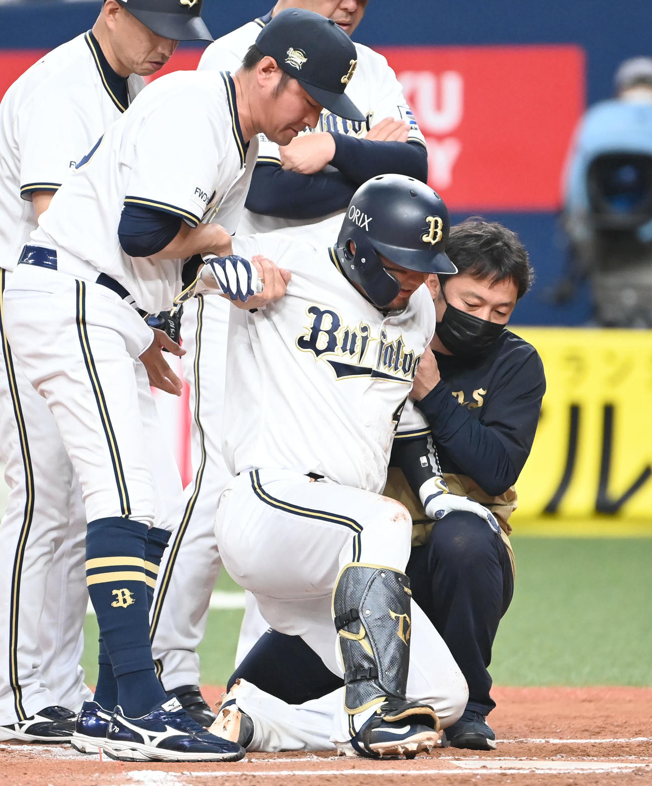 オリックス対楽天　7回裏オリックス2死二塁　森友哉（右から2人目）は死球を受け治療のためベンチに引き揚げる（2023年4月28日）