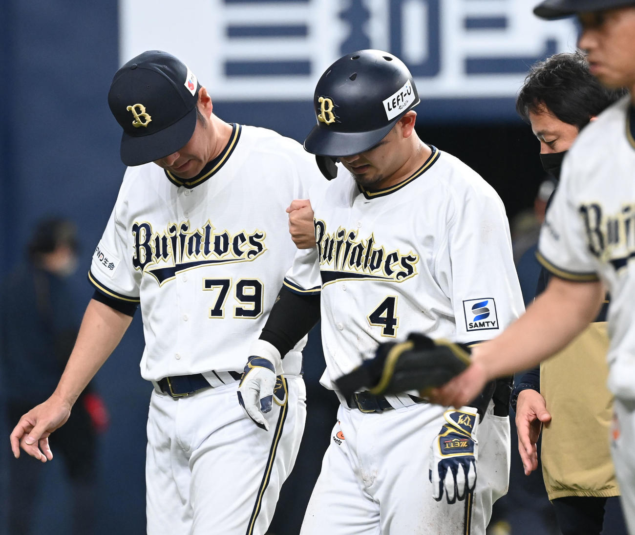 オリックス対ロッテ　7回裏オリックス2死二塁、森は佐々木朗から死球を受ける（2023年4月28日）