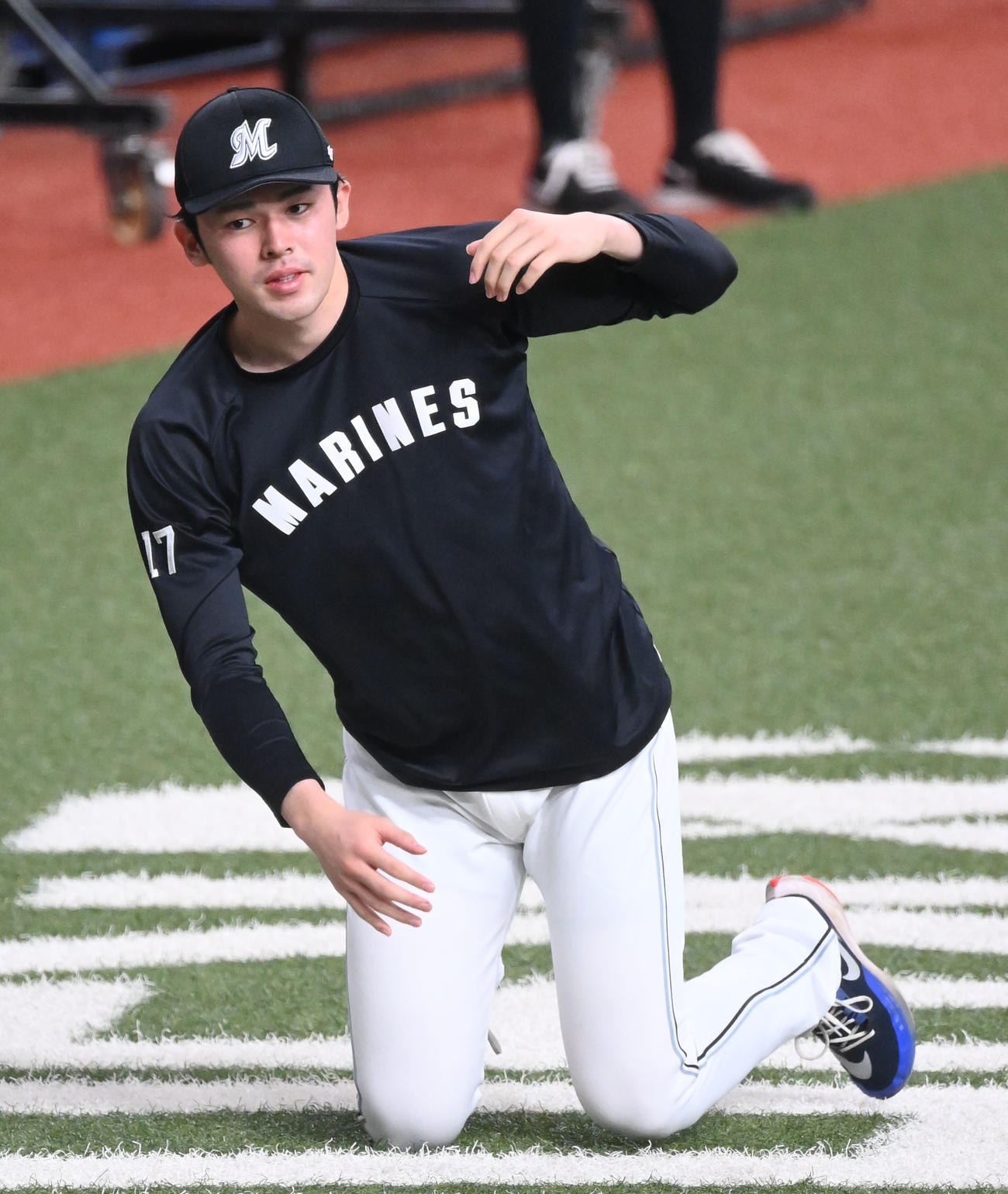 オリックス対ロッテ　ウオームアップするロッテ佐々木朗（撮影・和賀正仁）