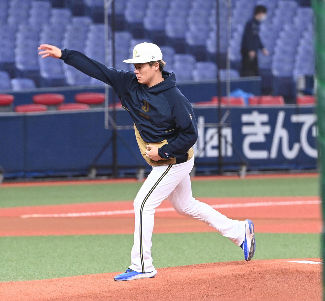 オリックス対ロッテ　登板前、マウンドに上がりシャドーするオリックス山本（撮影・和賀正仁）