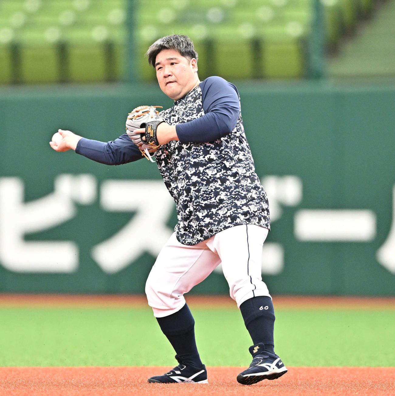 西武対楽天　試合前練習する西武中村（撮影・滝沢徹郎）