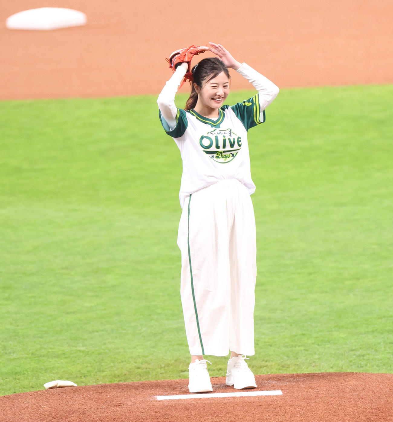日本ハム対ソフトバンク　始球式を務める吉高由里子（撮影・佐藤翔太）