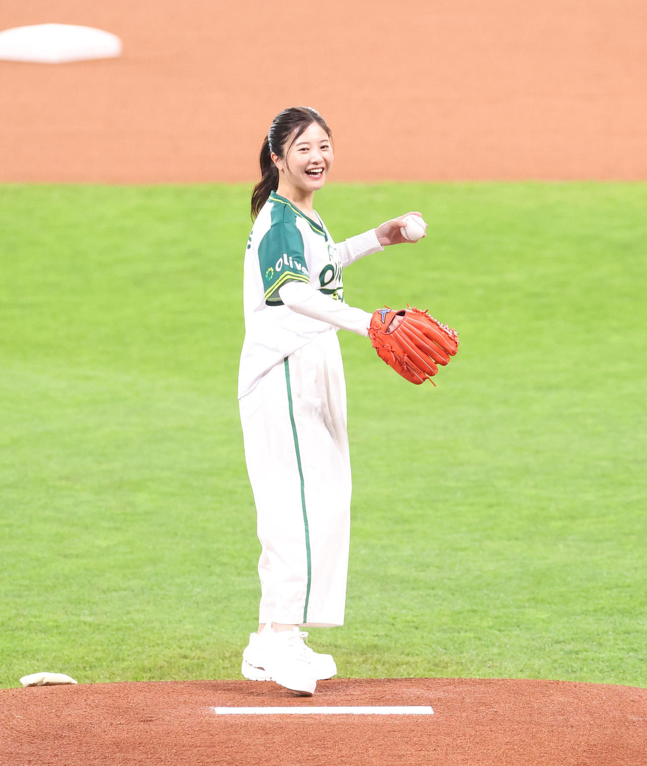 日本ハム対ソフトバンク　始球式を務める吉高由里子（撮影・佐藤翔太）