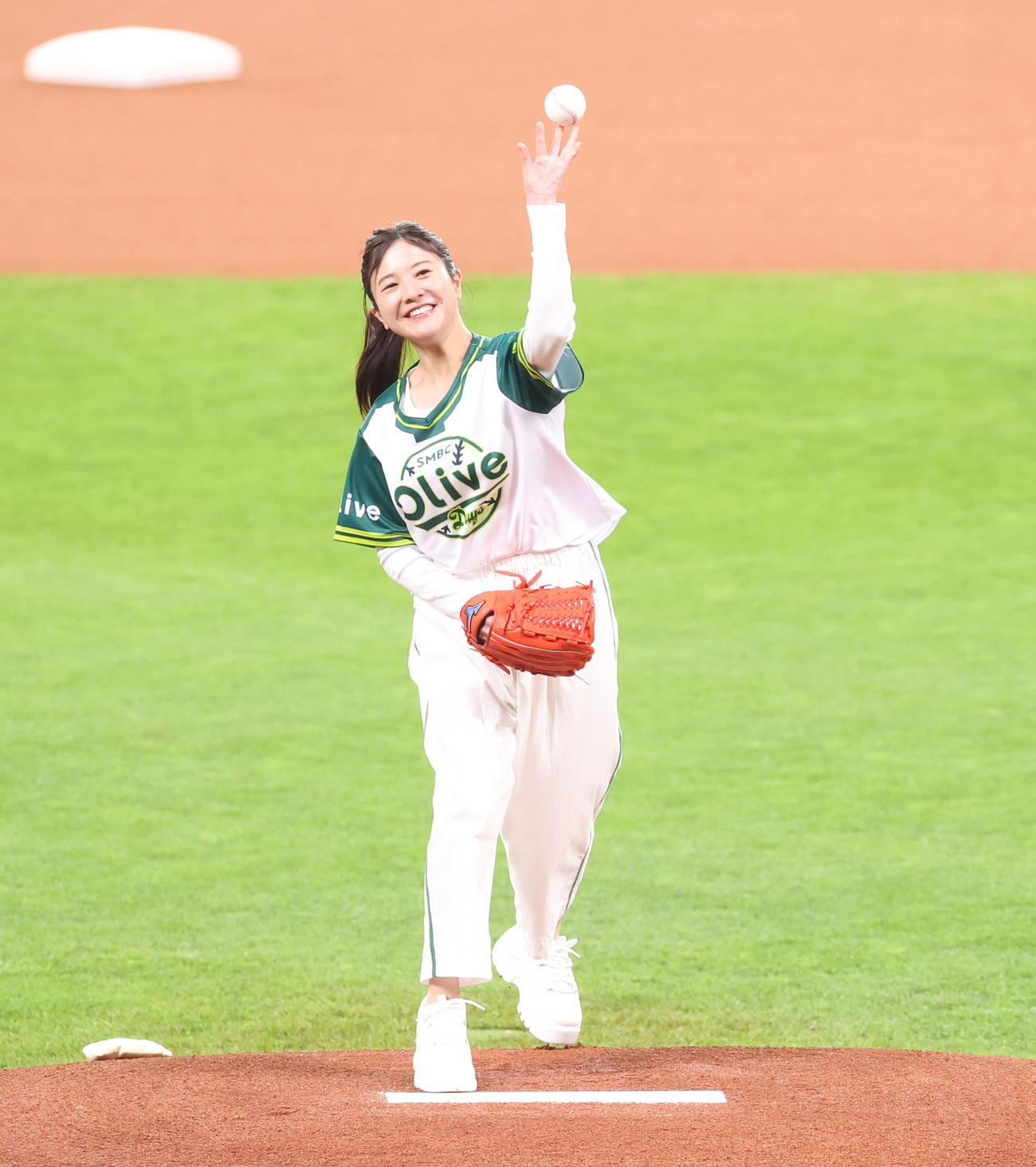 日本ハム対ソフトバンク　始球式を務める吉高由里子（撮影・佐藤翔太）