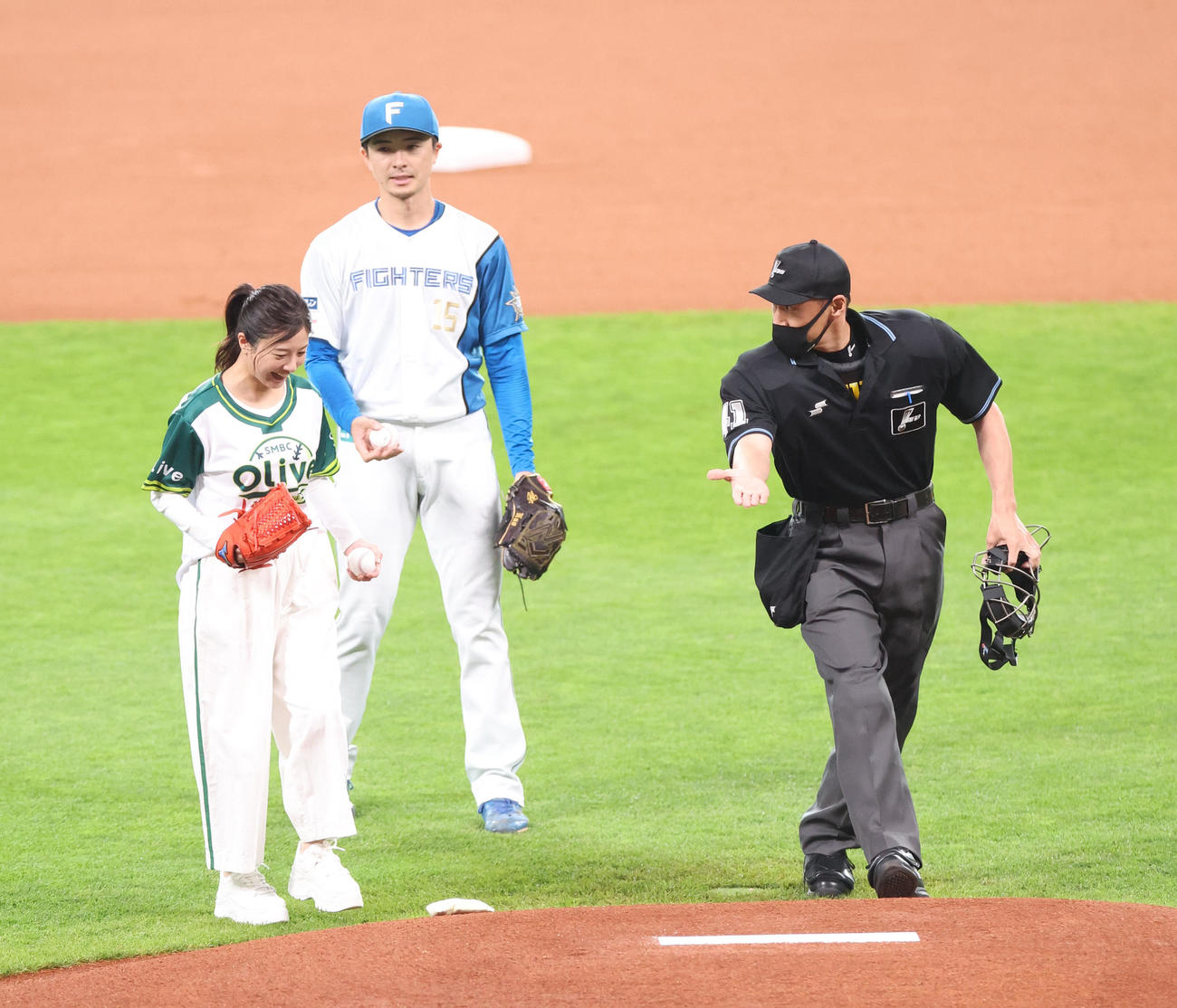 日本ハム対ソフトバンク　始球式を務める吉高由里子（撮影・佐藤翔太）