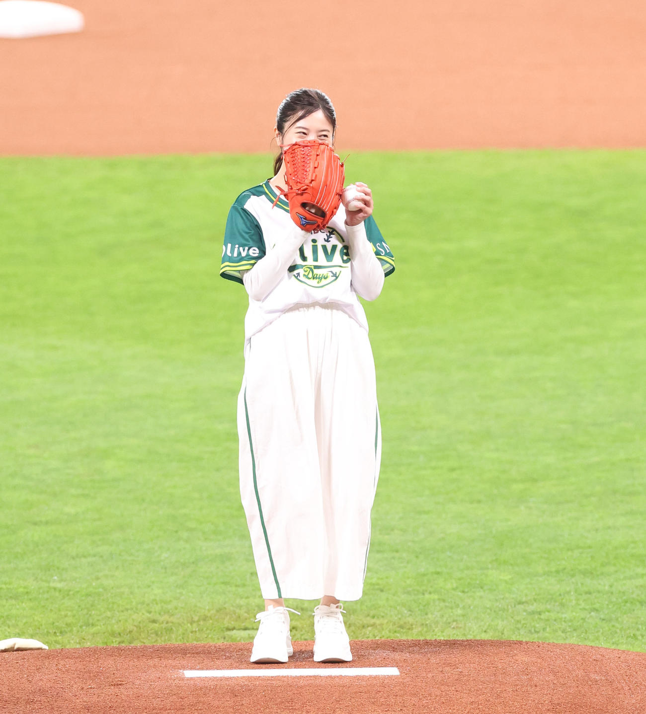 日本ハム対ソフトバンク　始球式を務める吉高由里子（撮影・佐藤翔太）
