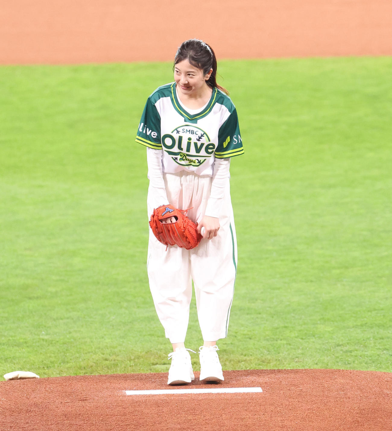 日本ハム対ソフトバンク　始球式を務める吉高由里子（撮影・佐藤翔太）