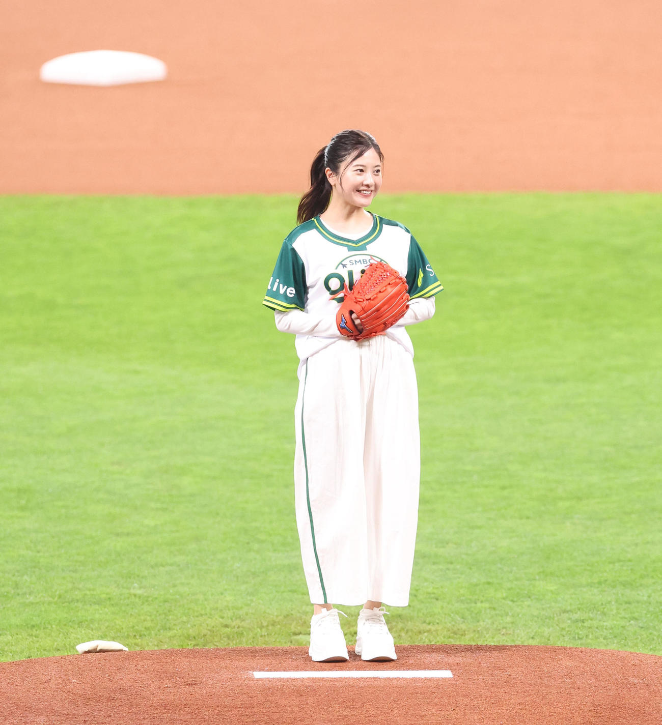 日本ハム対ソフトバンク　始球式を務める吉高由里子（撮影・佐藤翔太）