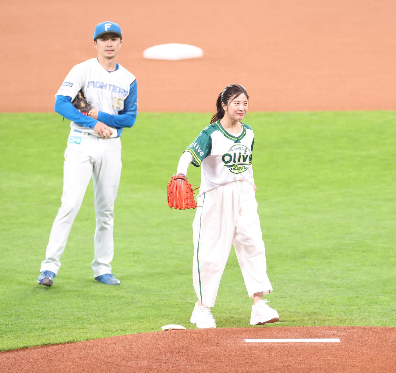 日本ハム対ソフトバンク　始球式を務める吉高由里子（撮影・佐藤翔太）