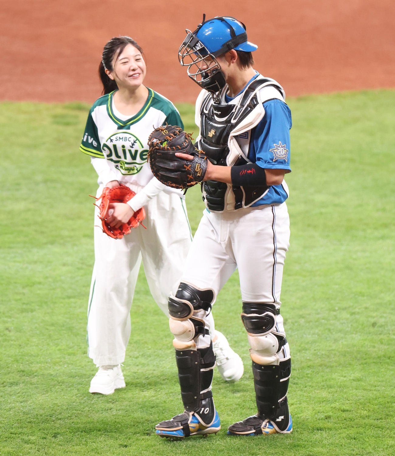 日本ハム対ソフトバンク　始球式を務める吉高由里子（撮影・佐藤翔太）