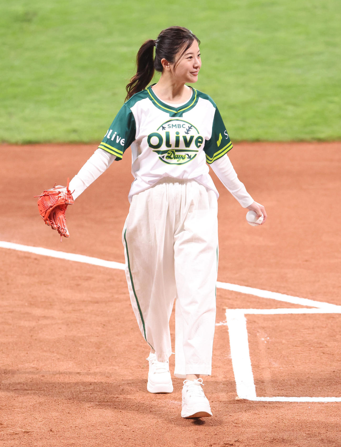 日本ハム対ソフトバンク　始球式を務める吉高由里子（撮影・佐藤翔太）