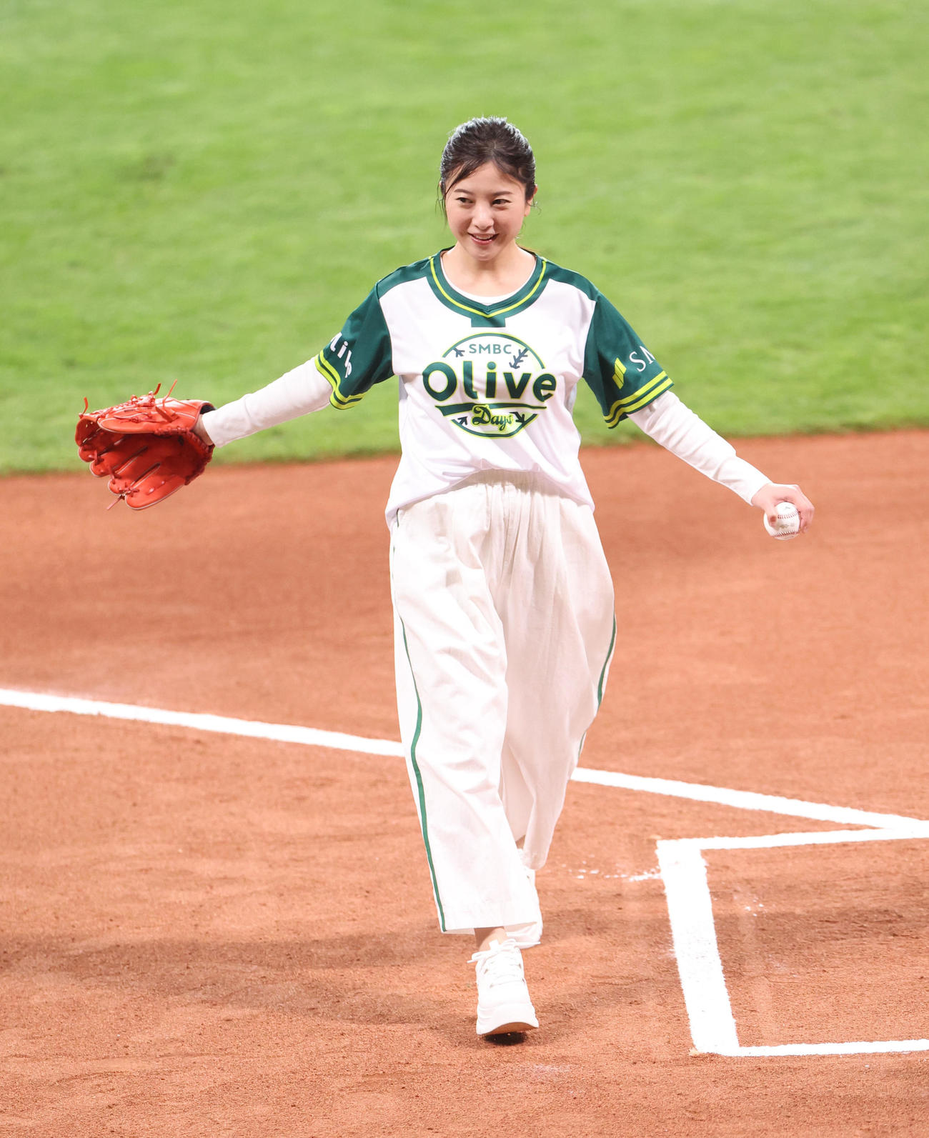 日本ハム対ソフトバンク　始球式を務める吉高由里子（撮影・佐藤翔太）