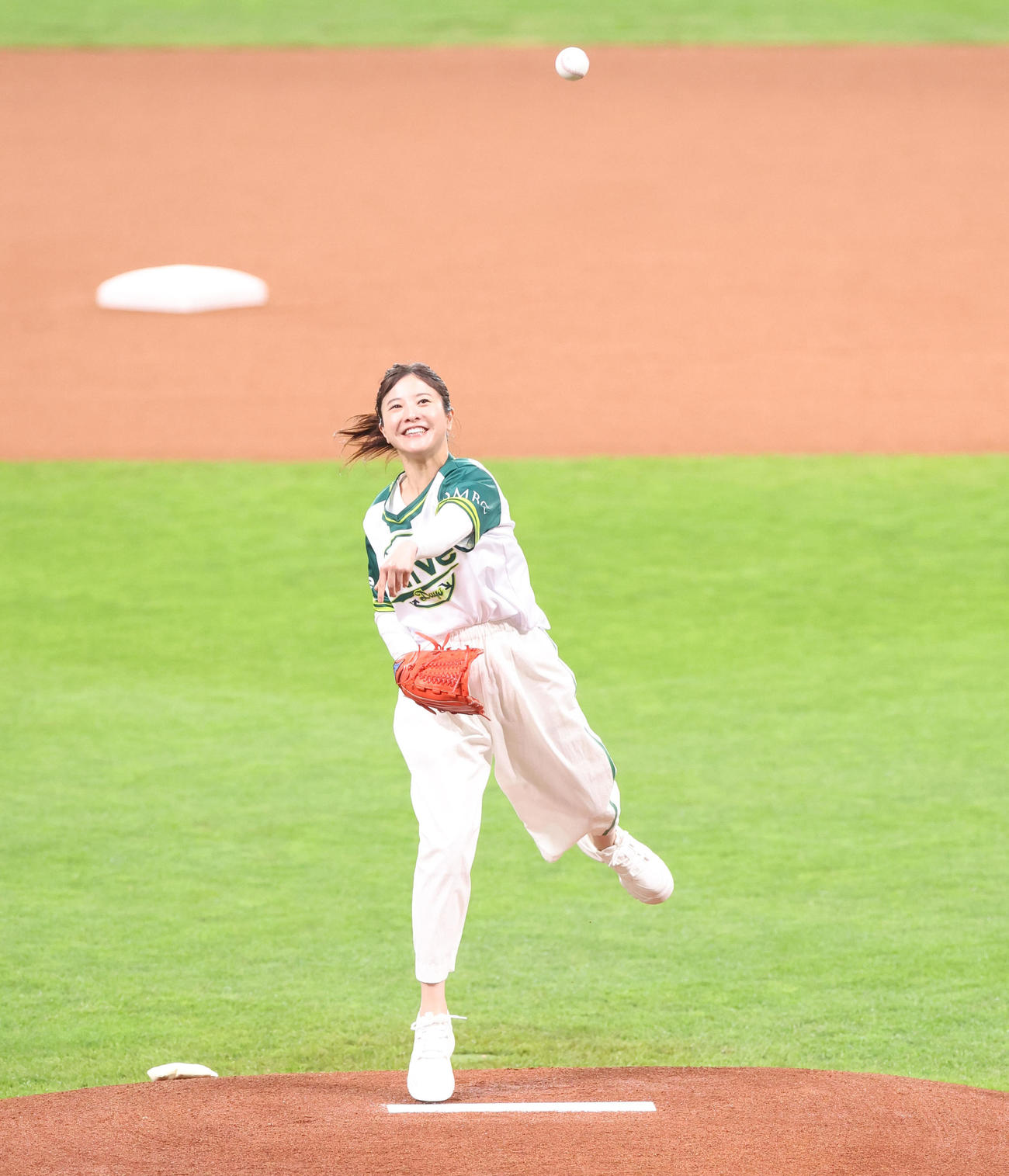 日本ハム対ソフトバンク　始球式を務める吉高由里子（撮影・佐藤翔太）