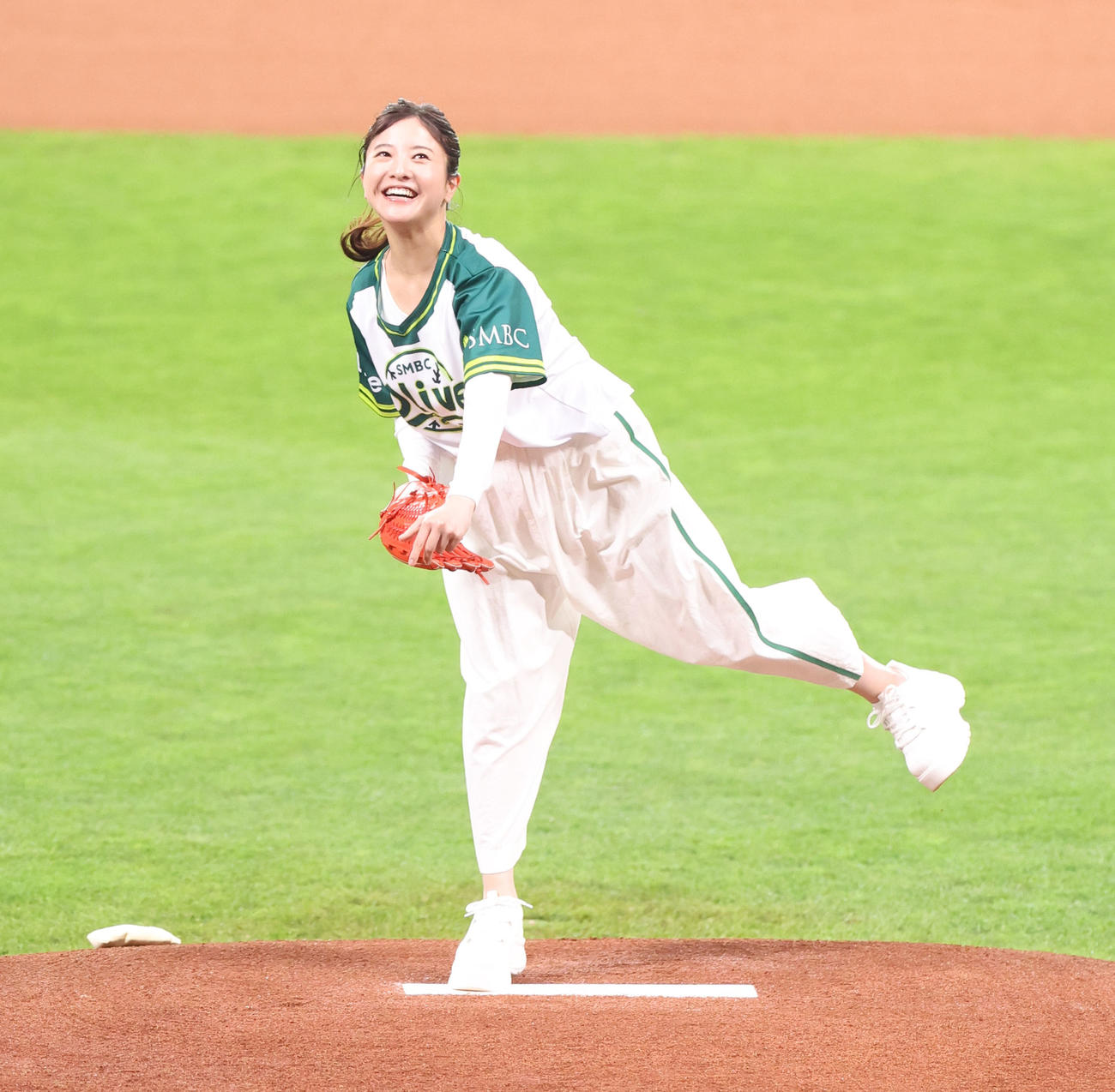 日本ハム対ソフトバンク　始球式を務める吉高由里子（撮影・佐藤翔太）