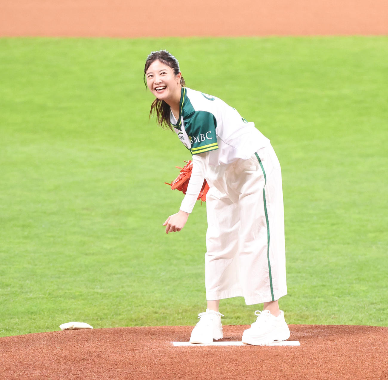 日本ハム対ソフトバンク　始球式を務める吉高由里子（撮影・佐藤翔太）